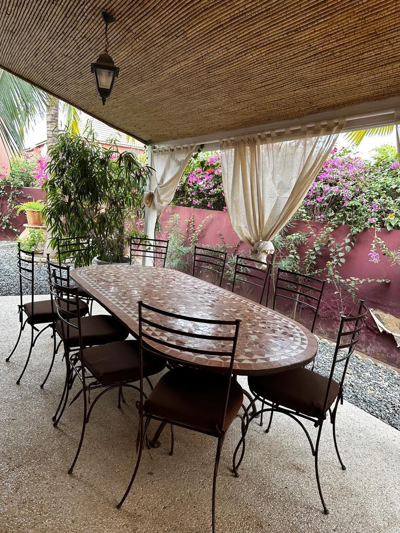 Terrasse extérieure de la villa à Saly Joseph