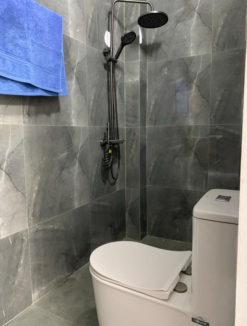 Douche du mini studio à Médine Mbour