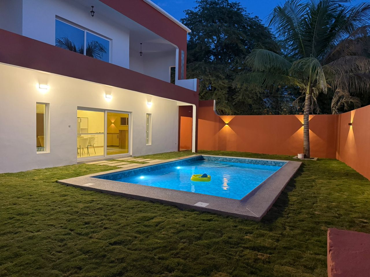 Piscine privée de la villa à Mbour le soir