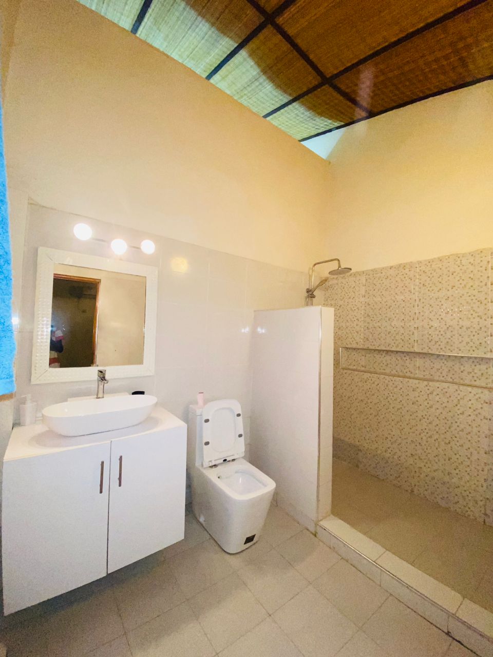 Salle de bain de la villa côté safari à Saly