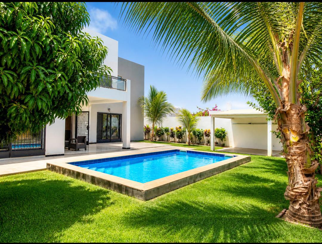 Piscine et jardin de la villa à Saly Joseph
