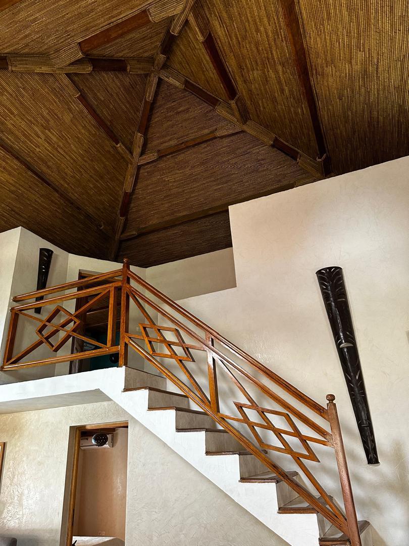 Escalier intérieur de la villa à Saly Joseph