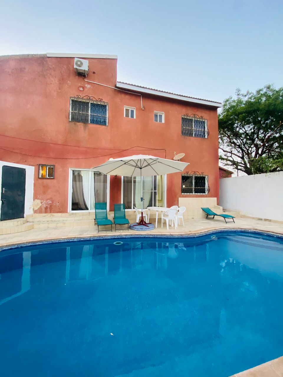 Façade et piscine de la villa côté safari à Saly