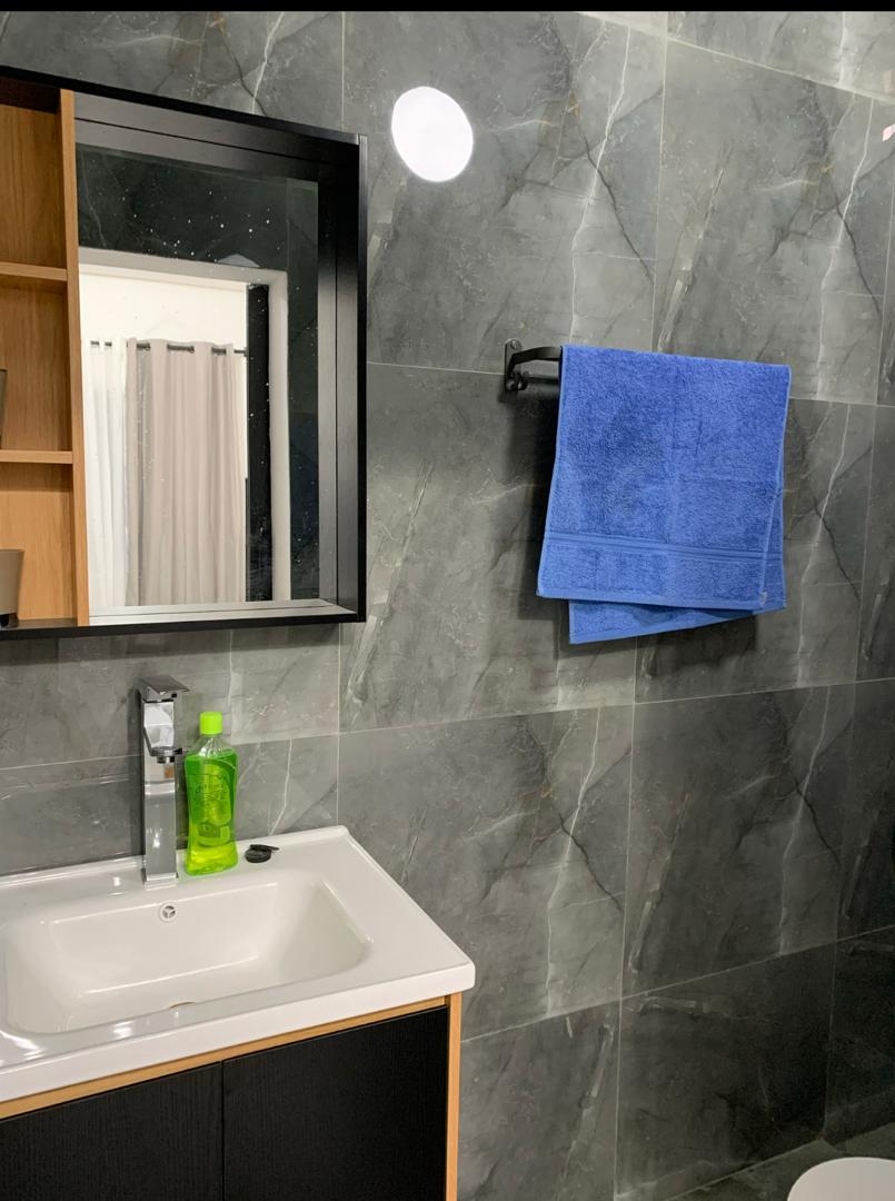 Salle de bain du mini studio à Médine Mbour