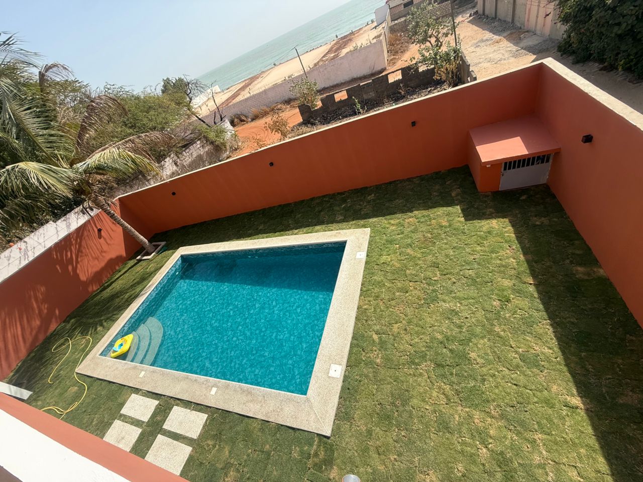 Vue aérienne de la villa bord de mer à Mbour