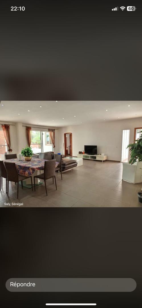 Séjour spacieux de la villa à Mbour